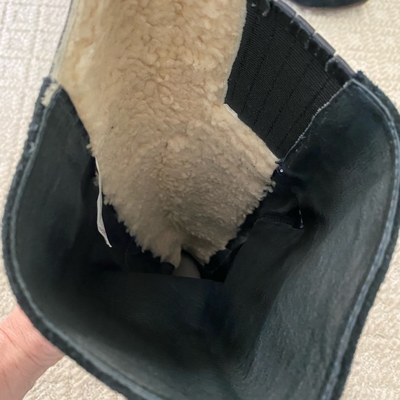 UGG size 8 Black boots - Picture 4 of 5